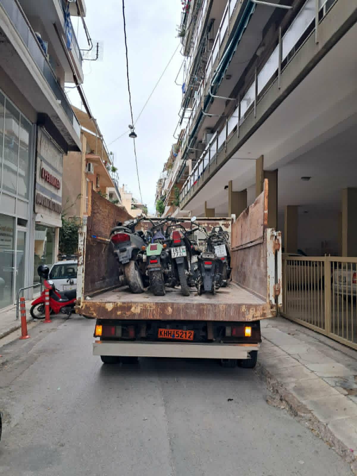 Συνεχίζονται οι Απομακρύνσεις Εγκαταλελειμμένων Οχημάτων και Δικύκλων από τους Δρόμους της Πόλης